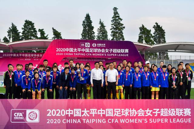 女人遇到真正喜欢的男性时，身体显露出的信号
